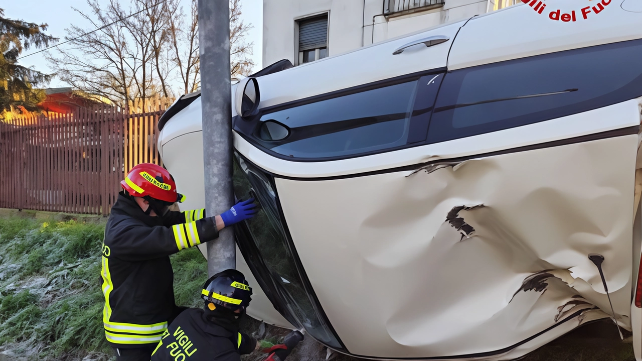 Si ribalta con l’auto fermandosi contro un palo (foto), liberato dai vigili del fuoco. È avvenuto alle 8.30 di ieri...