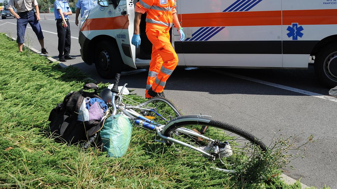 Ciclista trovato morto sul bordo della strada ad Ardenno, aveva 66 anni: indagini sul decesso