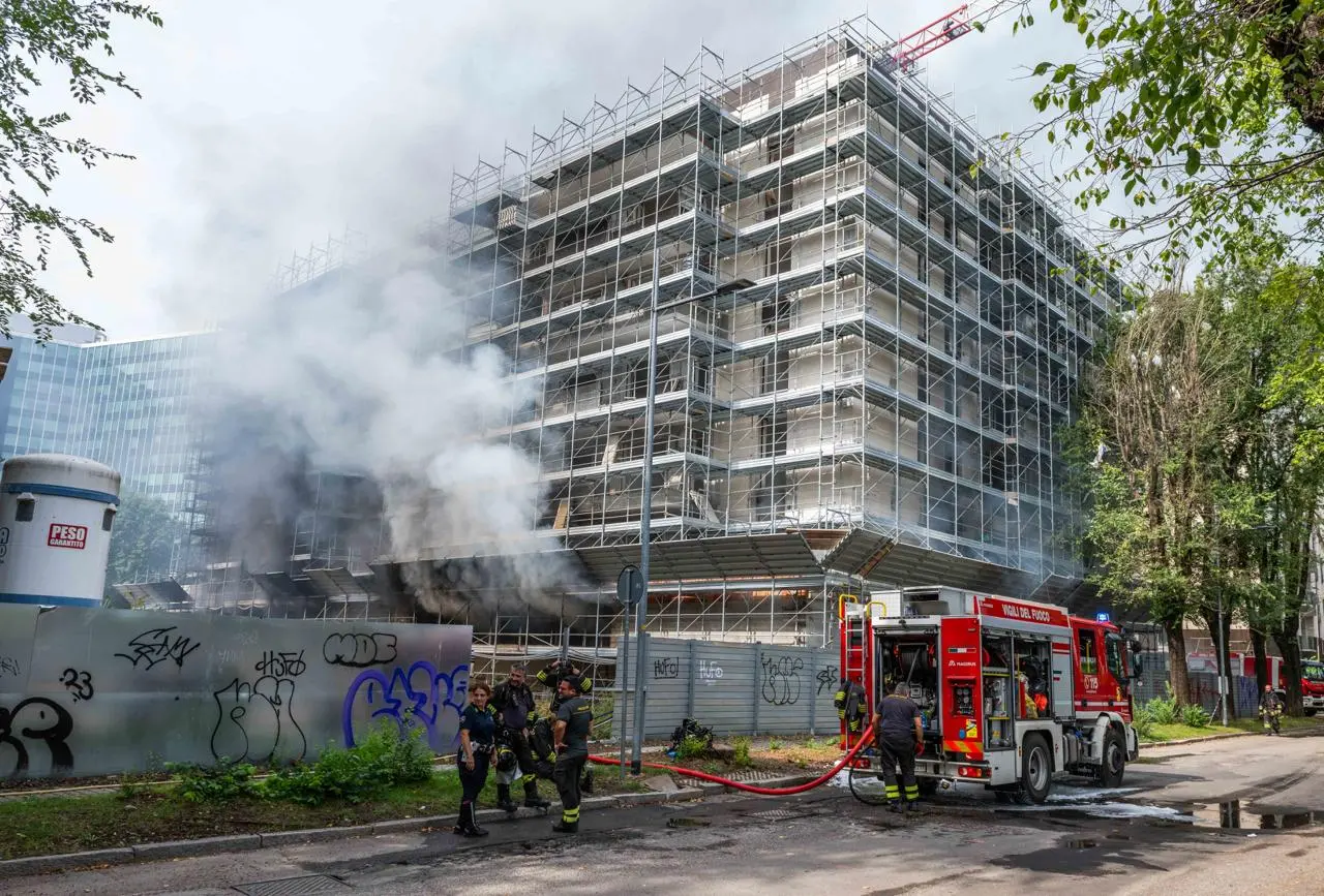 San Donato Milanese, incendio in un cantiere di via Fabiani: alta colonna di fumo nero