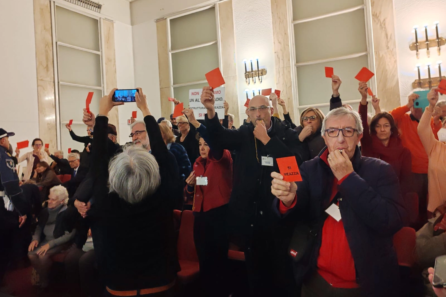 La protesta del comitato "Sì Meazza" in consiglio comunale