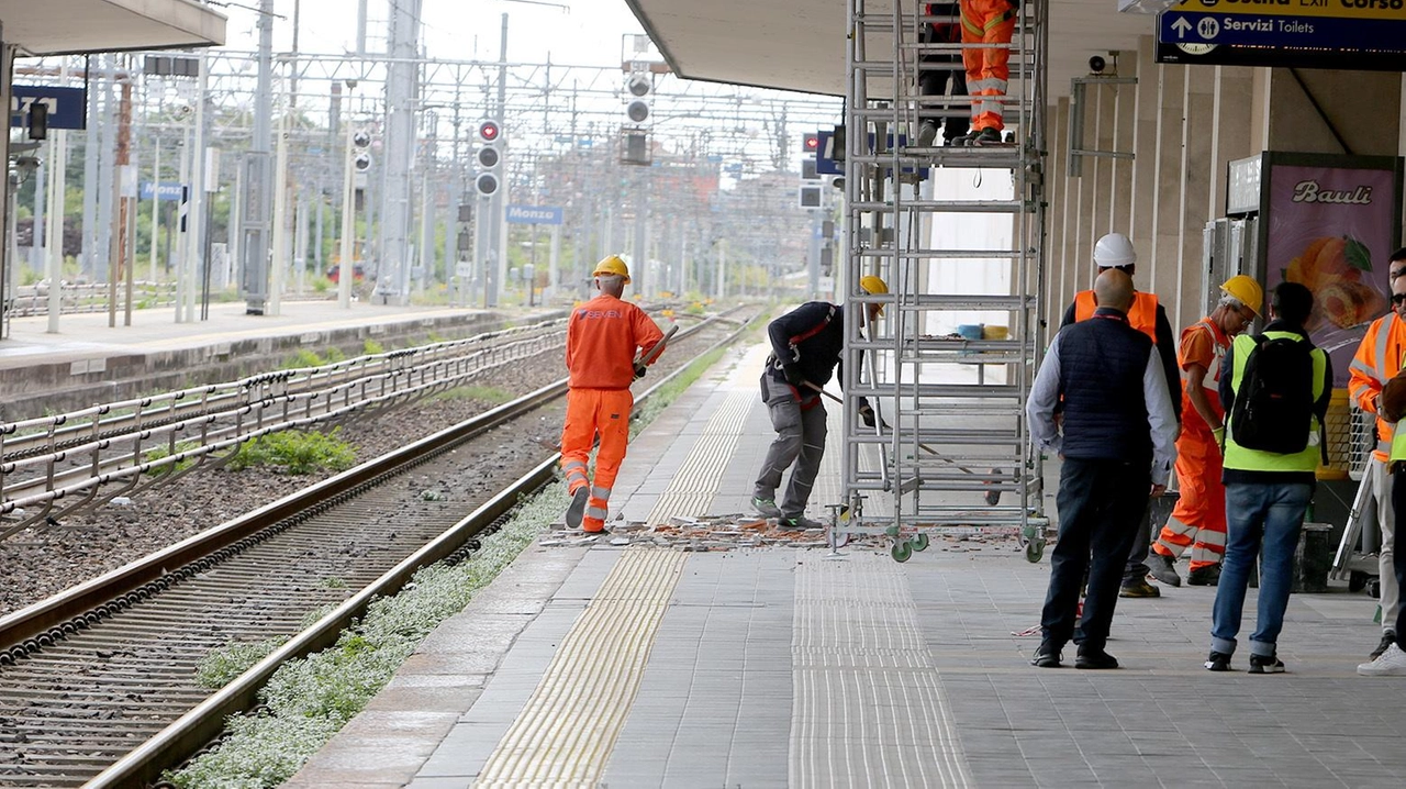 Alcuni calcinacci hanno sfondato il tetto in latero-cemento e il cartongesso ha colpito un nordafricano portato subito in ospedale. Bloccato fino alle 15.30 il transito dei treni lungo il binario 1.