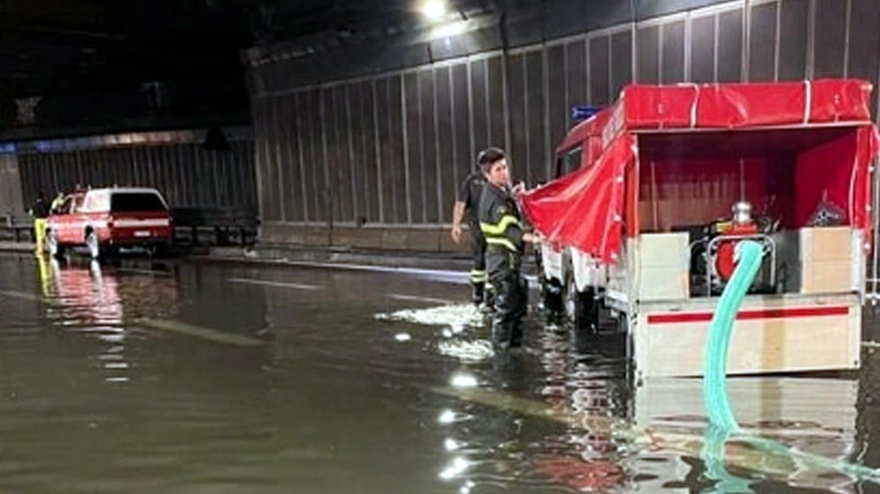 Sommersa dall’acqua la galleria San Martino di Lecco L’infrastruttura è la principale porta d’accesso alla città e alla statale 36 per la Valtellina