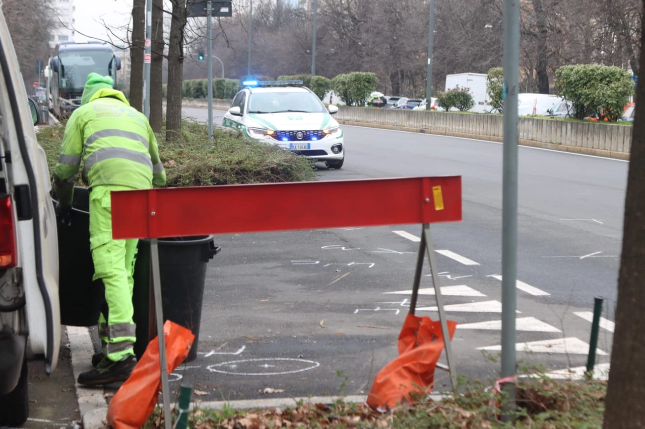 Un addetto pulisce il fondo stradale nel puinto dell'incidente