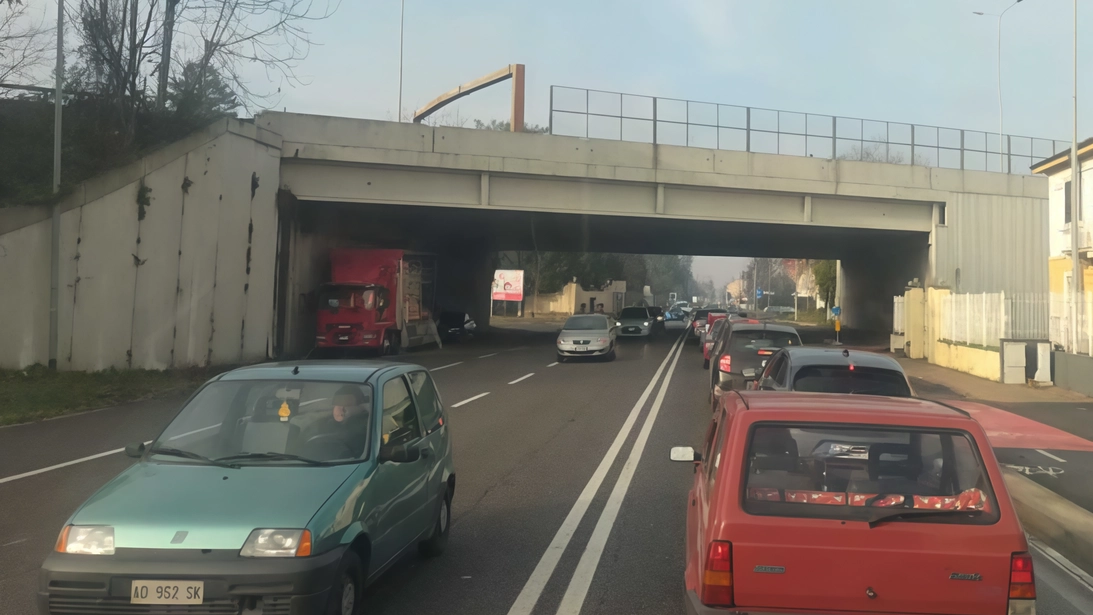 Chilometri di coda ieri mattina lungo la provinciale Monza-Saronno, paralizzata nel tratto di via Lario, fra il capoluogo brianzolo e...