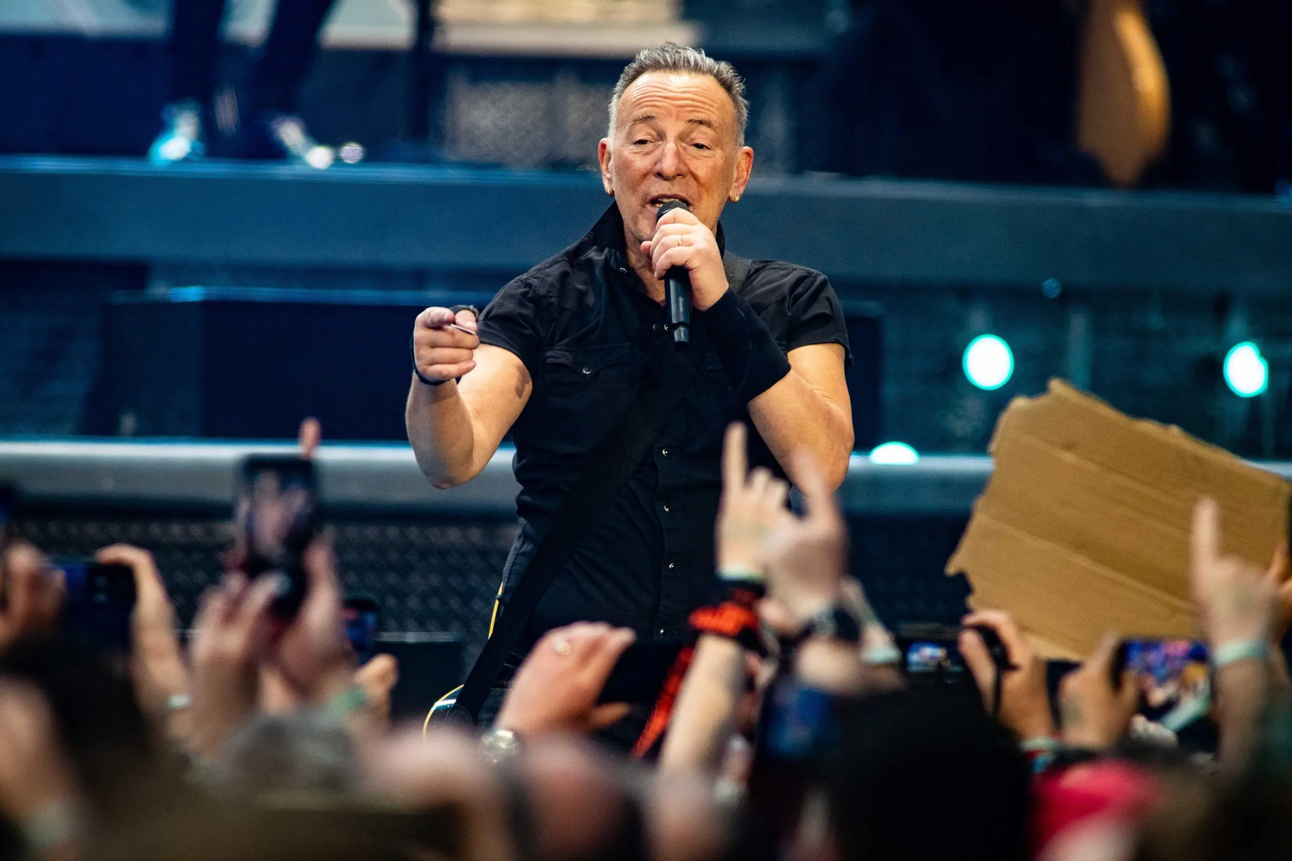 Bruce Springsteen senza voce, concerto cancellato a Marsiglia: Milano col fiato sospeso