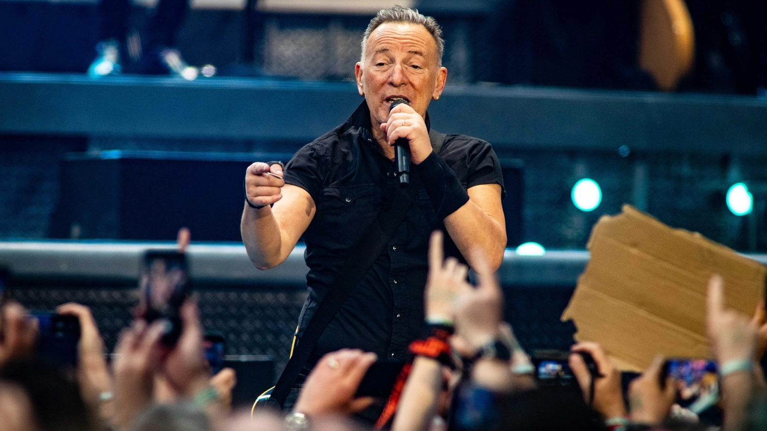 Bruce Springsteen, 74 anni e ancora energia da vendere, salvo i recenti problemi di abbassamento della voce