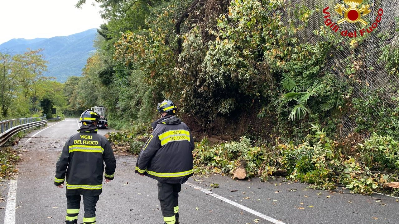 L’intervento dei Vigili del fuoco dopo una frana sulla statale 394 nell’agosto 2023