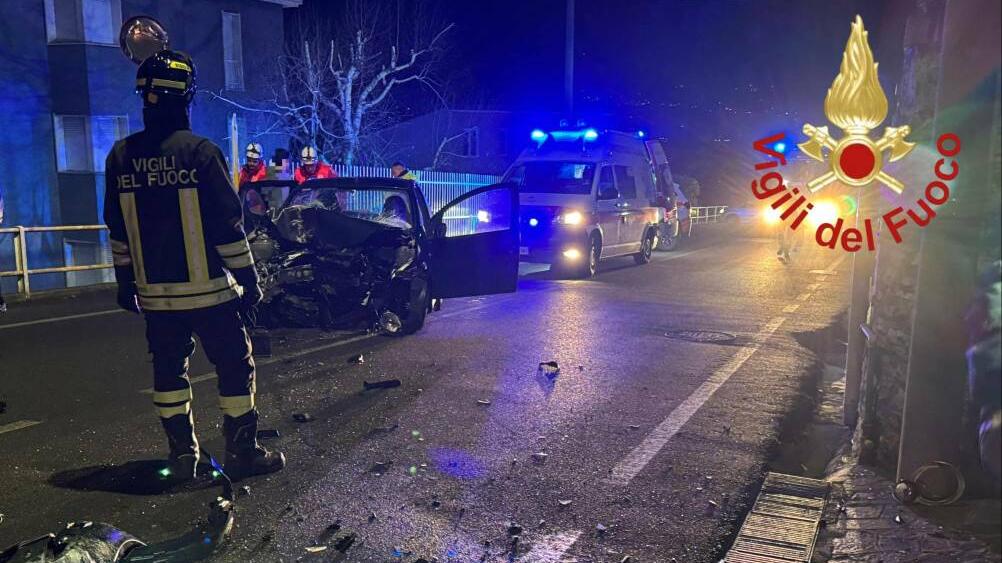 Incidente a Tavernola, auto si schianta contro il portone di una casa: gravissimo un giovane