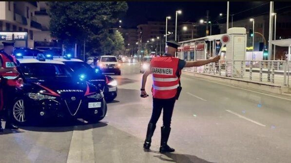 Una pattuglia di carabinieri durante un intervento di controllo del territorio