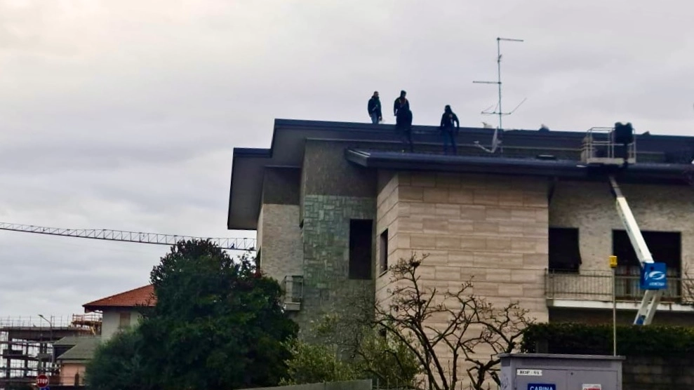 Alcuni degli operai sorpresi al lavoro su un tetto durante i controlli a Rovello Porro