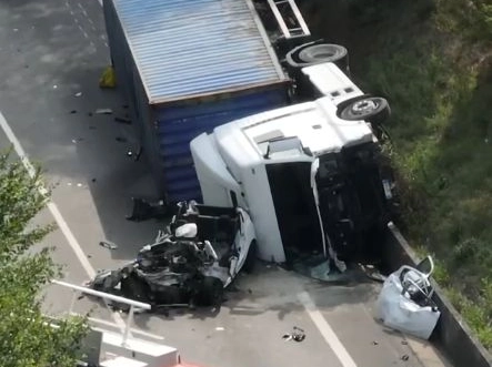 Val Seriana, incidente sulla statale: camion si scontra con un’auto e poi la schiaccia. Morta una donna