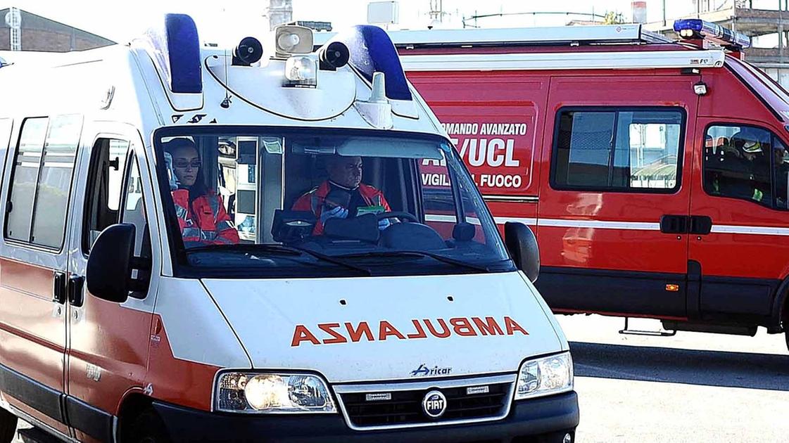 Incendio a Trezzo sull’Adda, fiamme al primo piano di una palazzina: morto un uomo, salvata una donna