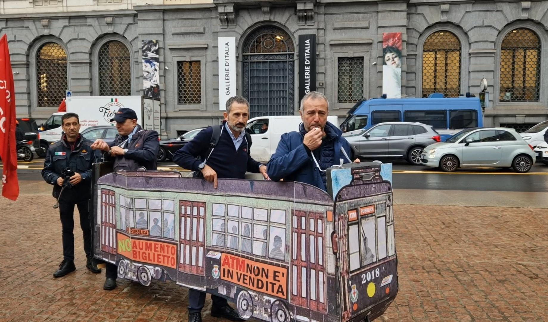 "Atm pubblica, no alle privatizzazioni”: presidio davanti a Palazzo Marino