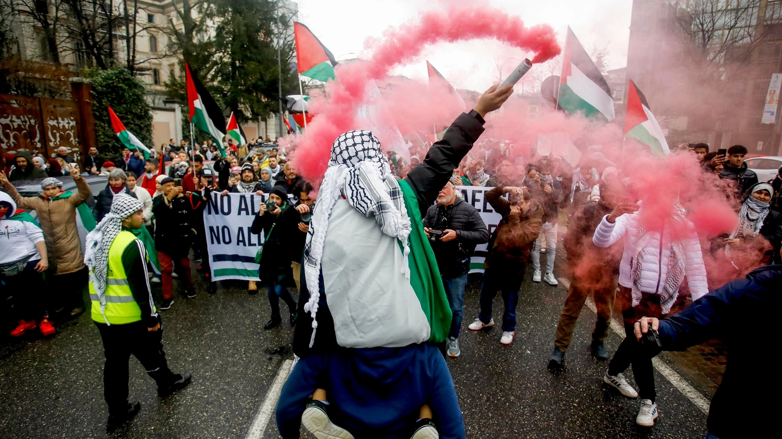 La manifestazione pro-Palestina in corso a Milano (Ansa/Mourad Balti Touati)