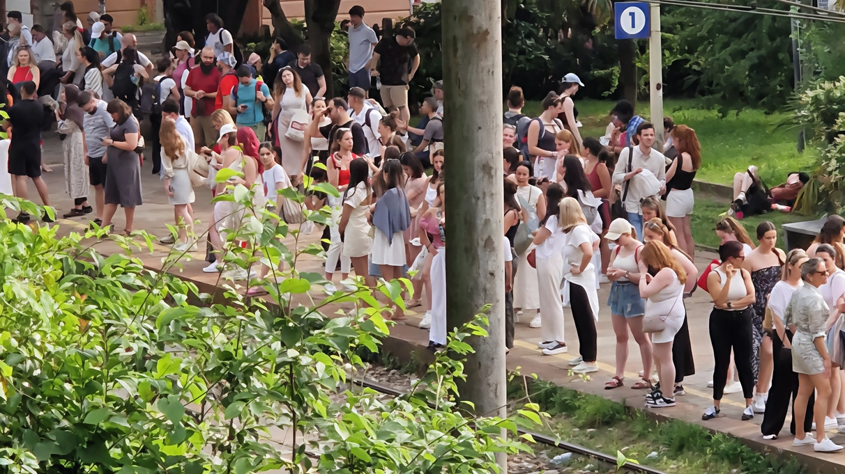 I turisti prendono d’assalto la piccola stazione di Varenna sul lago di Como