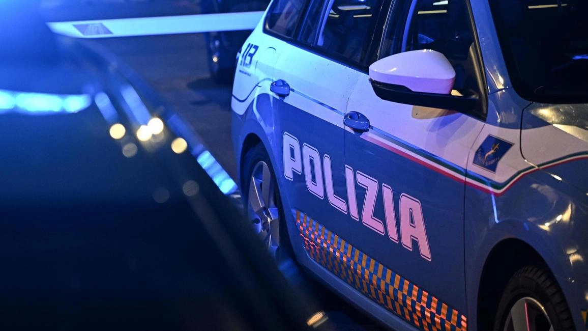 I poliziotti sono intervenuti insieme ai militari dell’operazione Strade sicure Alcuni hanno tentato di aggredirli senza riuscirci