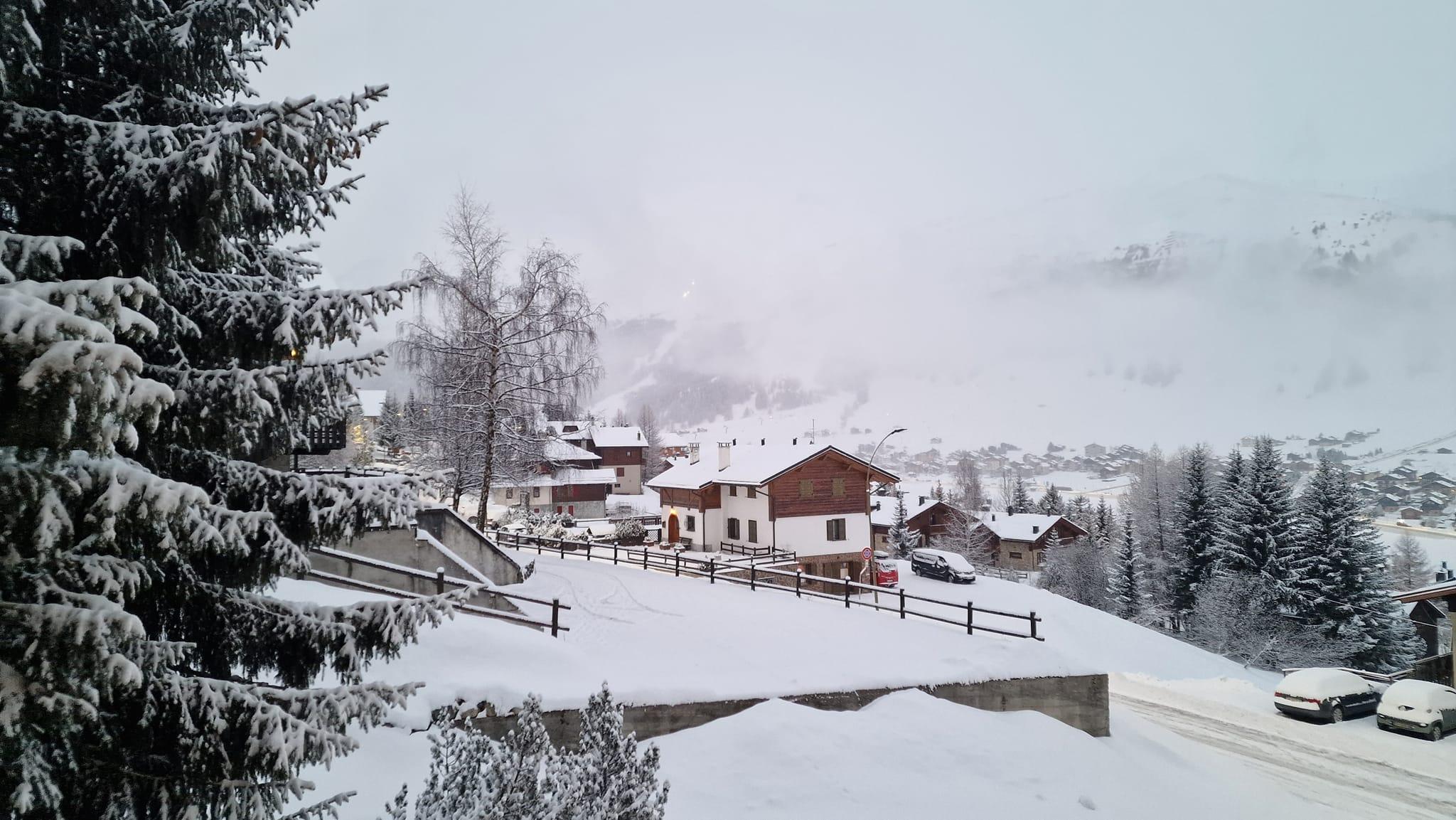 Neve all’Immacolata, le montagne imbiancate tra il Bresciano e la Valtellina. Impianti di sci presi d’assalto