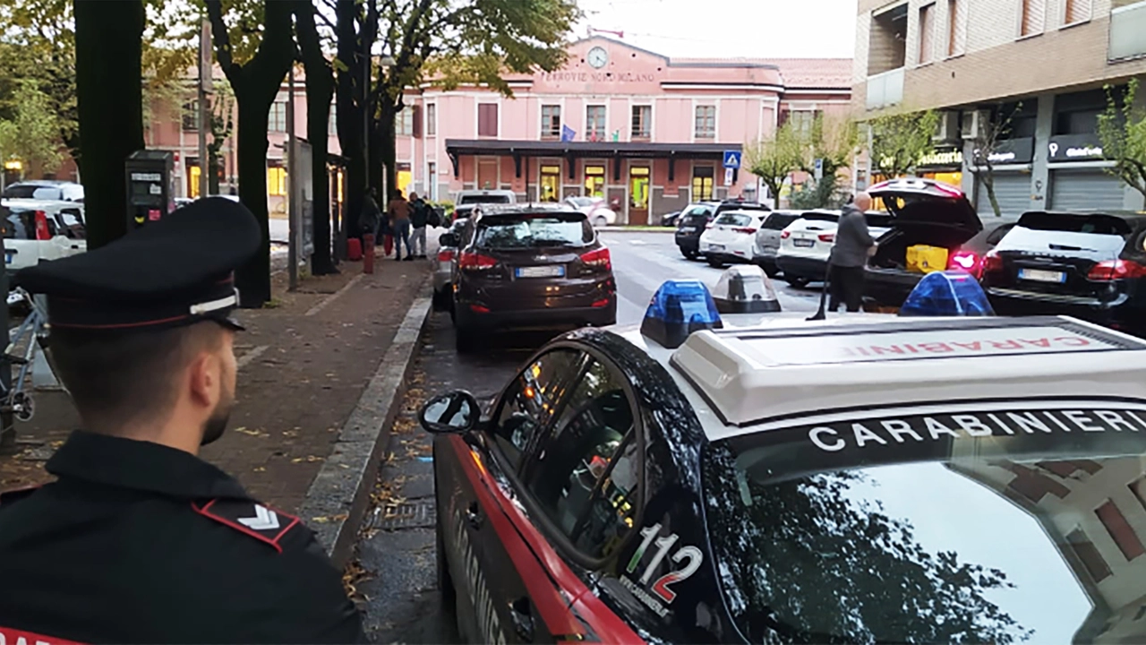 Carabinieri nella zona della stazione centrale di Saronno (Archivio)