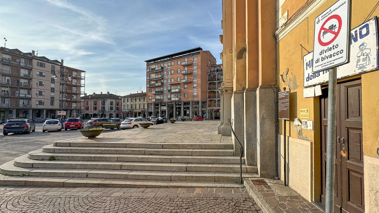 Il cartello anti-bivacchi collocato dal Comune nelle immediate vicinanze del sagrato della chiesa parrocchiale