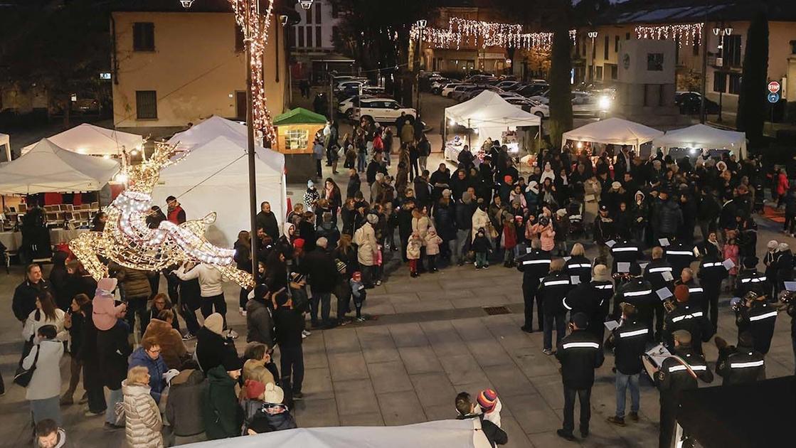 "Buon Natale", luminarie accese e via alla festa. Anche nella frazione di Cascine San Pietro