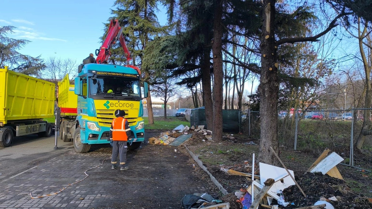 Ripulito e messo in sicurezza il parcheggio di via Marcora, che era stato ridotto a una discarica abusiva. Si...