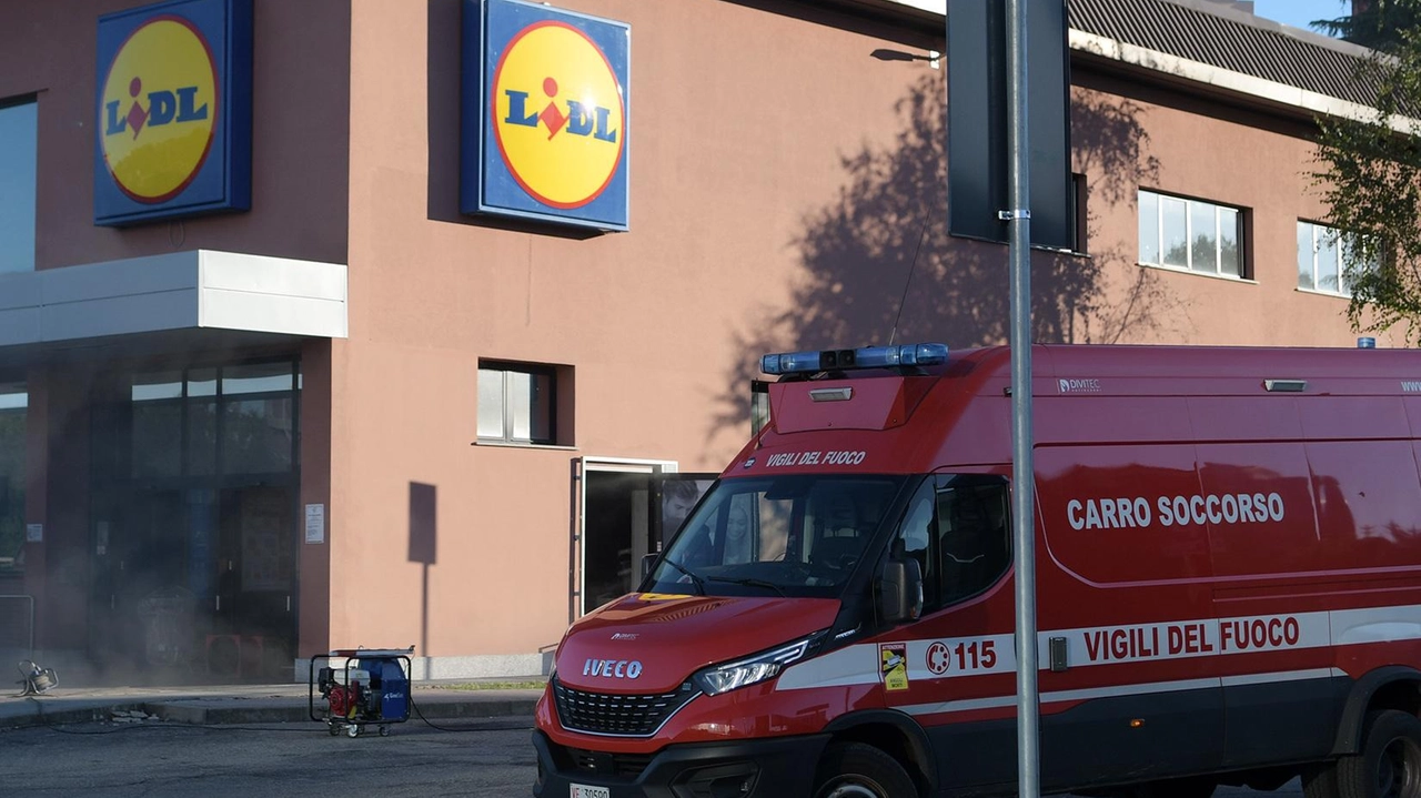 Incendio nel magazzino del supermercato Lidl a San Donato Milanese: una lavoratrice lievemente intossicata, evacuata l'intera struttura. Intervento di vigili del fuoco, carabinieri e polizia locale. Situazione sotto controllo, ma persiste fumo e odore di bruciato.