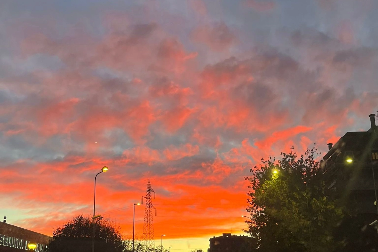 Sotto un cielo così anche la periferia cittadina sembra più bella: qui siamo a Cologno Monzese