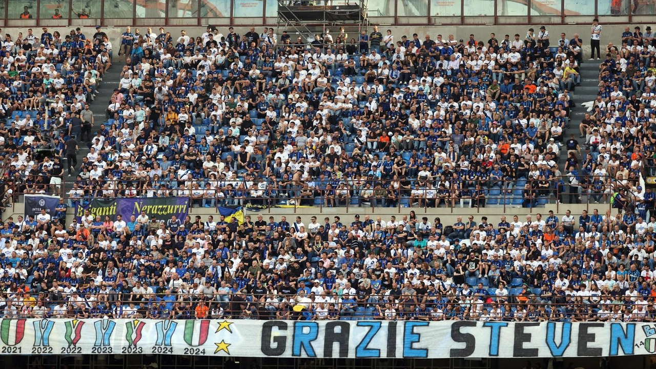 Dai tifosi Inter striscione per Zhang, 'Grazie Steven'