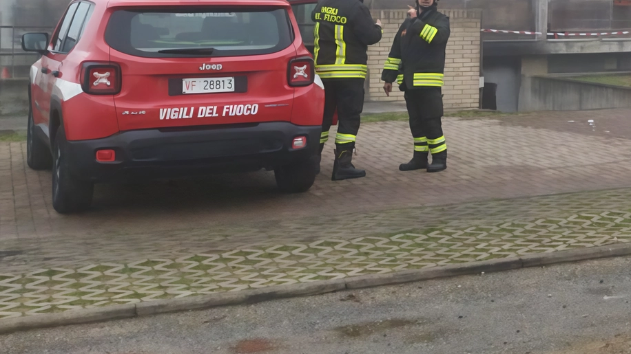 Fuoco nei garage. Famiglie evacuate cinque intossicati