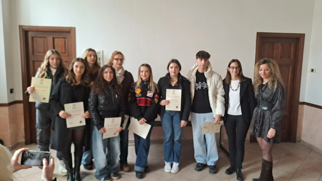 I ragazzi delle scuole Secondarie di Secondo grado, per essere premiati, devono aver conseguito una media di voti almeno del 9