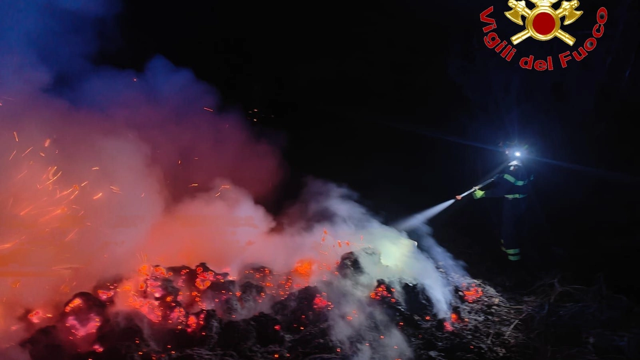 Numerosi gli incendi e gli interventi dei vigili del fuoco durante la notte di Capodanno nel Varesotto (Foto vigili del fuoco)