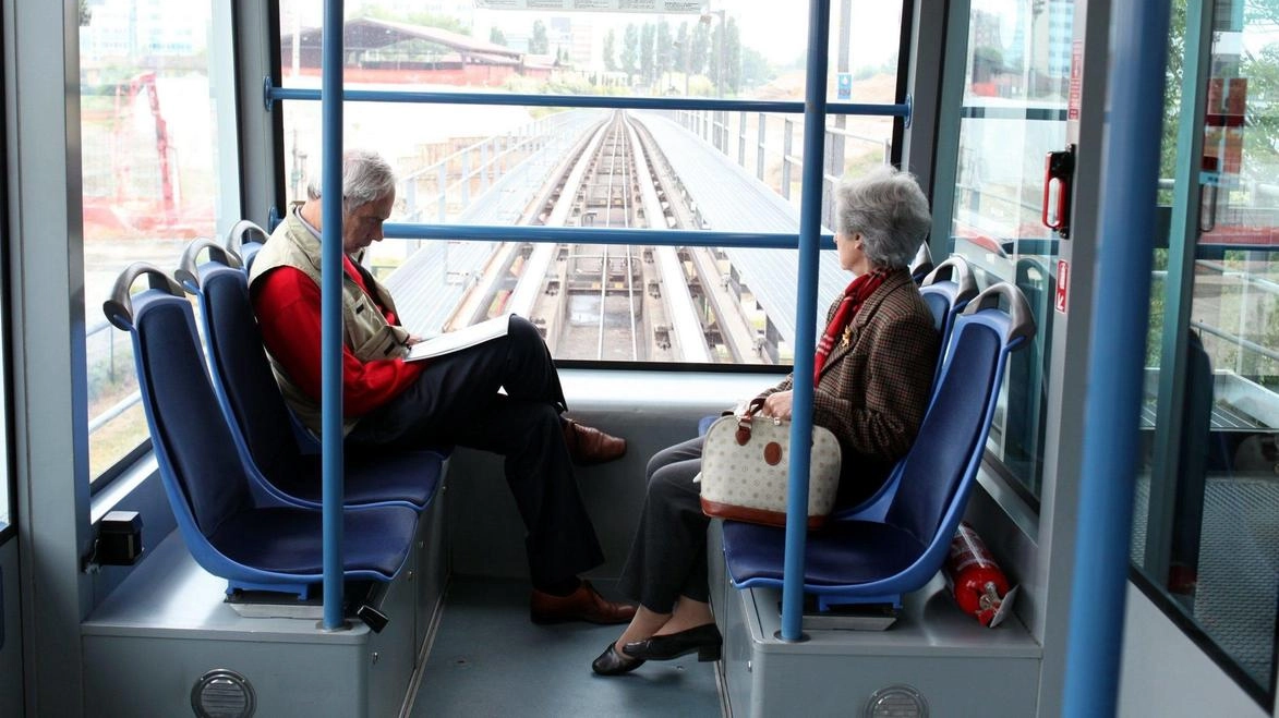 L’interno della metro-navetta che collega Cascina Gobba all’ospedale San Raffaele