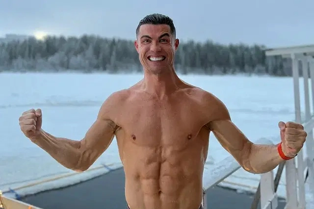 Cristiano Ronaldo a petto nudo in Lapponia (X)