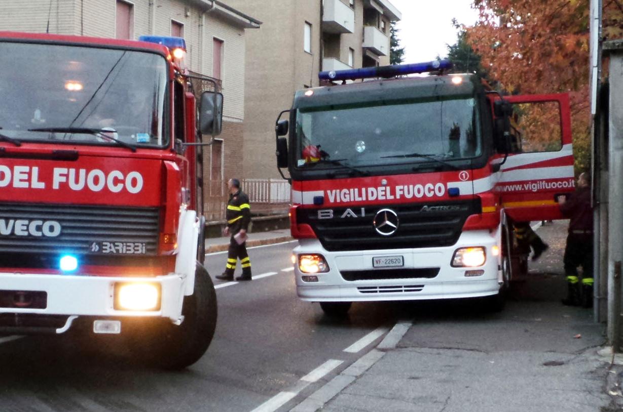 Busto Arsizio, bimbo di 3 anni rimane incastrato nel cestino dei rifiuti: salvato dai vigili del fuoco