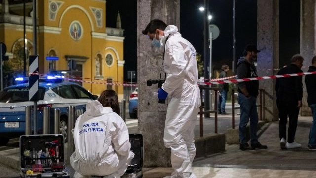 I rilievi della Scientifica sul luogo dell’omicidio dello “zio“ Vittorio Boiocchi allora capo della Curva Nord