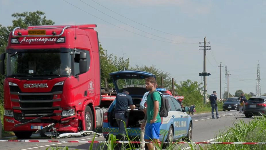 Incidente a Calusco d'Adda tra un'auto e camion (frame video Local Team)