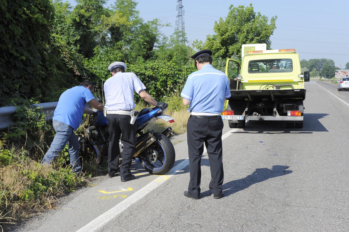 Corsico, sbanda in moto e si schianta contro un furgone: muore un 55enne