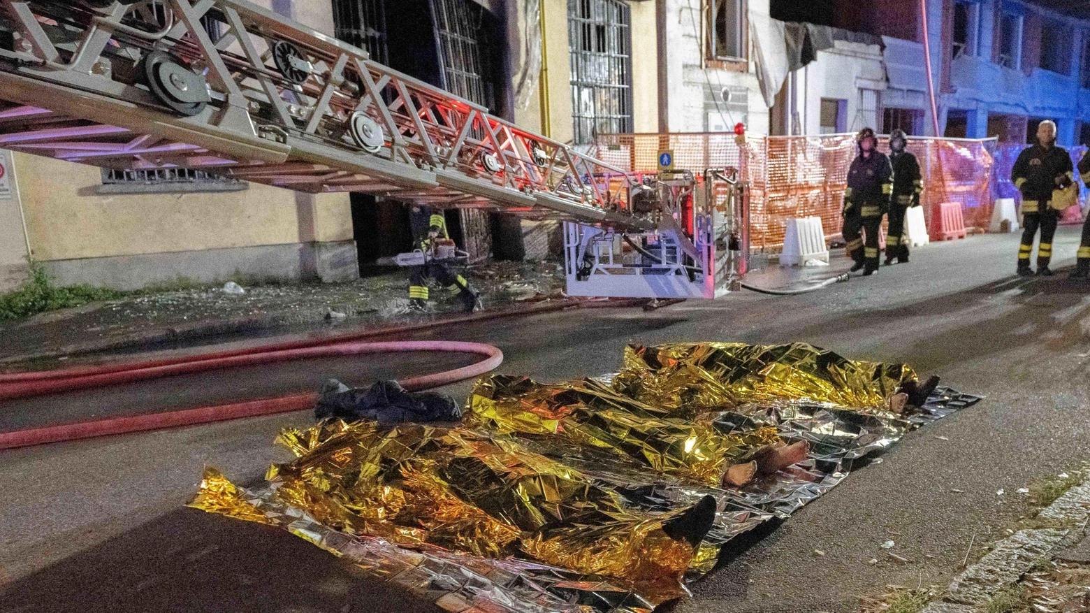 I corpi senza vita delle tre vittime dell'incendio in via Ermenegildo Cantoni, a Milano