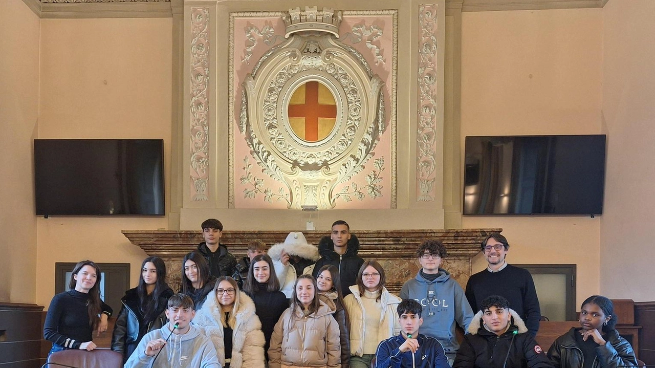 Gli studenti della classe quarta A dell’indirizzo di Servizi Commerciali dell’Istituto Einaudi ieri in Municipio