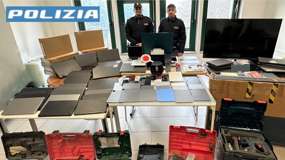 Via Gabbro, 21enne geolocalizza il suo pc e scopre un deposito di computer e telefonini rubati nel locale caldaie di un palazzo