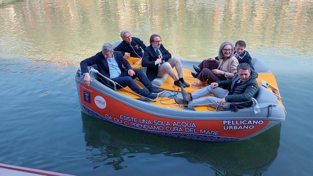 Pellicano urbano, inaugurata la barca 100% elettrica che pulirà le acque di Darsena e Navigli