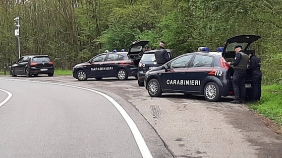 I controlli dei carabinieri lungo le strade del Comasco (Archivio)