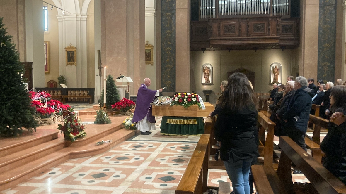 Il funerale di Cosimo Crisci nella chiesa parrocchiale di Sant’Anastasia a Villasanta