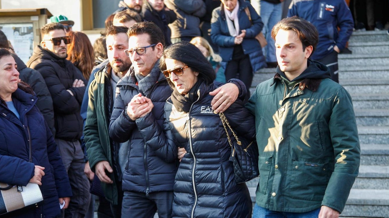 Fiori bianchi sulla bara di Marco Magagna e tante persone intorno. Dolore e sgomento nella chiesa Mac di Arese,...