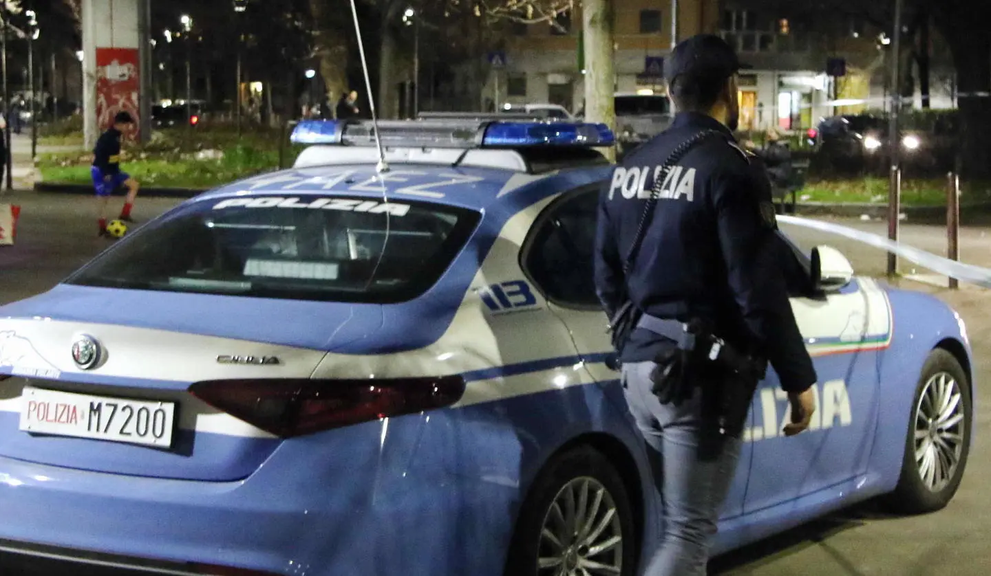 Giallo in via Omero: ragazzo accoltellato alla schiena