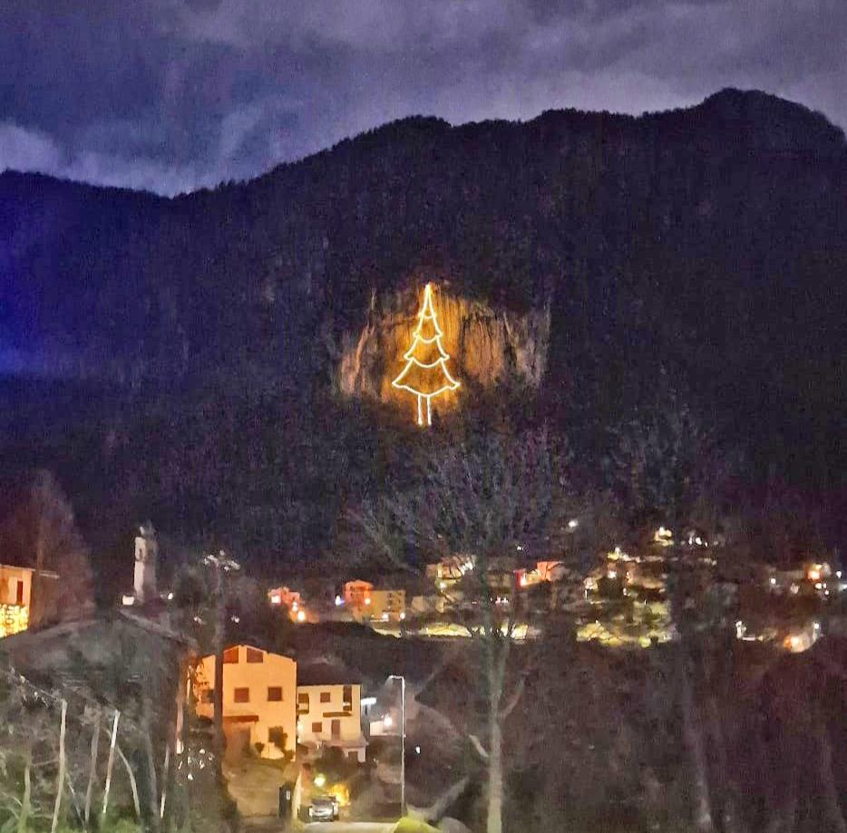 Gli addobbi seminano discordia: c’è un albero di Natale di luci alto 120 metri, niente arrampicate. Atti vandalici e mail di protesta