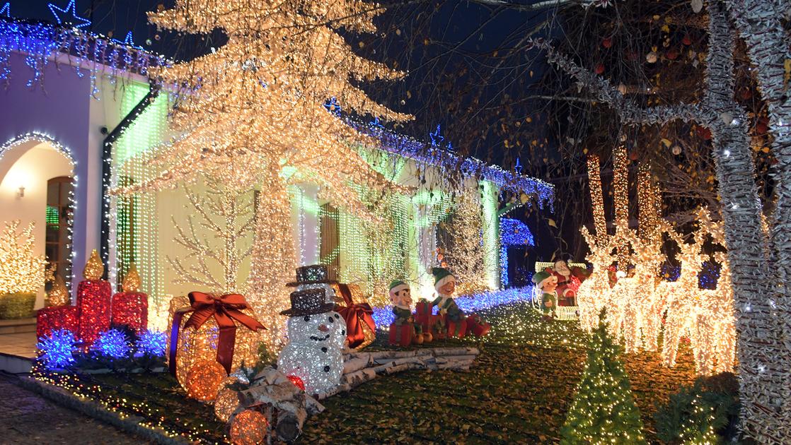 A Melegnano si accendono le 565.678 le luci a led della casa di Babbo Natale