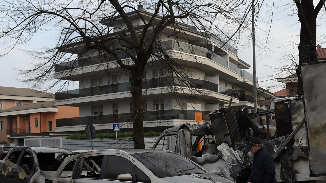 Preso il piromane in monopattino. Notti di paura nell’hinterland. Incendiò 20 auto e 13 scooter