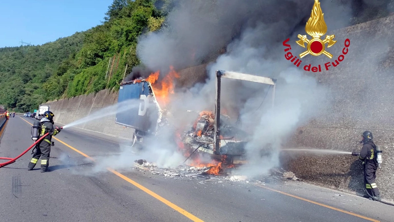 Incendio di un mezzo pesante, autostrada bloccata (Archivio)