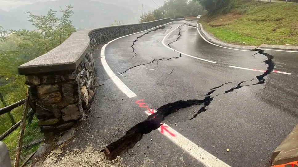 La strada che porta a Orezzo sta lentamente scivolando a valle